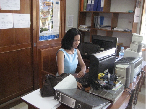 Clelia trabajando en la computadora